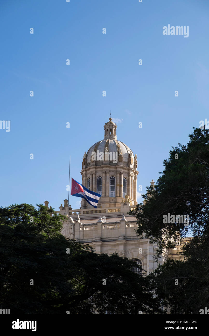 La Havane, Cuba, le 26 novembre 2016. Scènes autour de la vieille ville de La Havane le jour Castros décès a été annoncé. La mise en berne du drapeau au cubain avec le dôme de le Musée de la Révolution. Banque D'Images