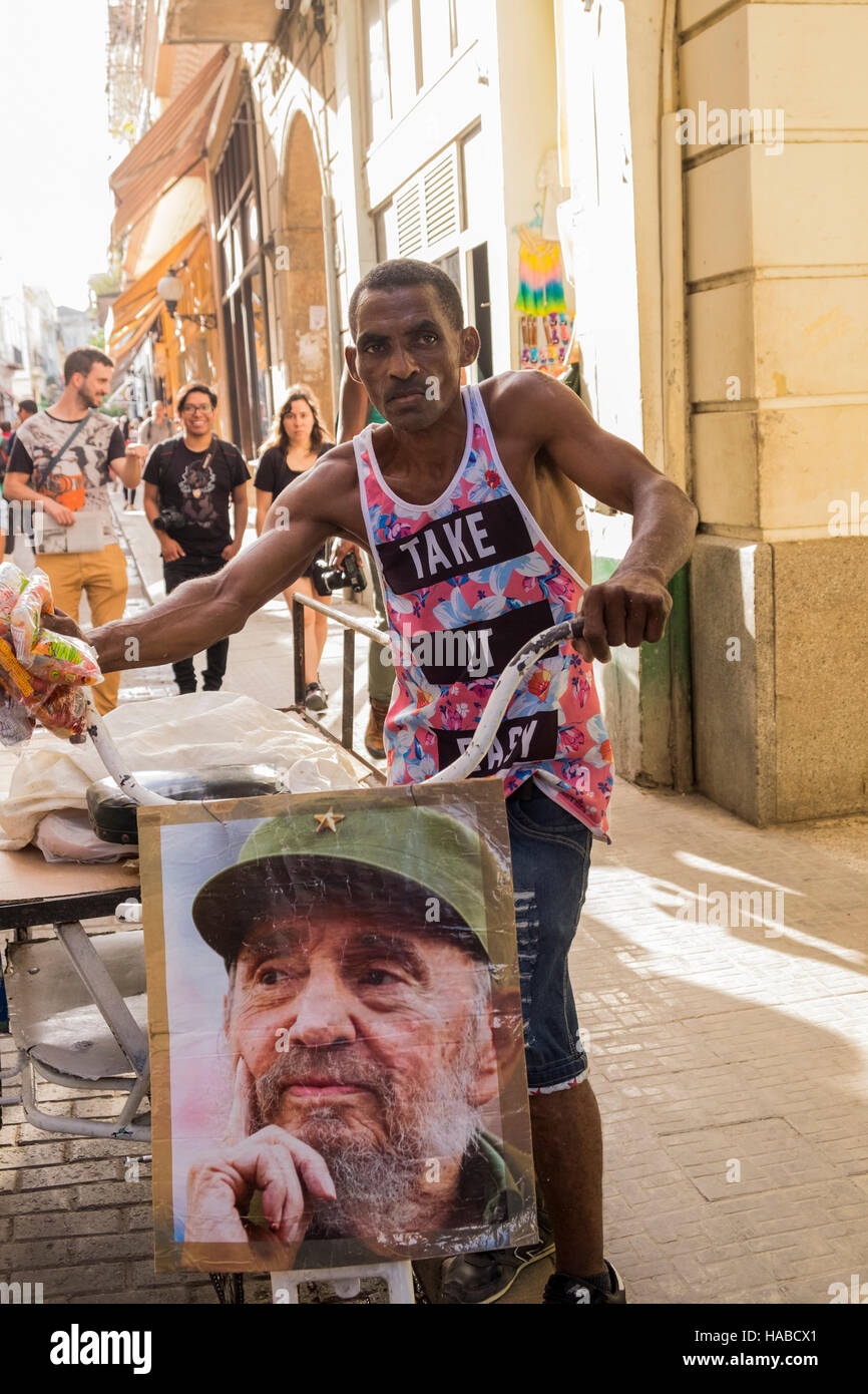 La Havane, Cuba, le 26 novembre 2016. Scènes autour de la vieille ville de La Havane le jour Castros décès a été annoncé. Photo de Fidel Castro, fixée à l'avant d'un tricycle mans livraison sur la Calle Obispo. Banque D'Images