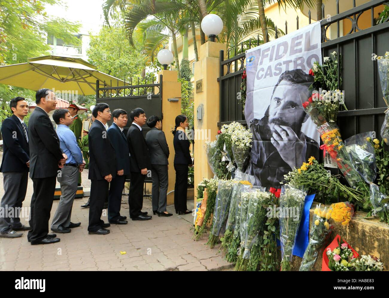 Hanoi, Vietnam. 29 Nov, 2016. Les gens en file d'attente et de rendre hommage à la fin de leader révolutionnaire cubain Fidel Castro à l'ambassade de Cuba à Hanoi, capitale du Vietnam, le 29 novembre 2016. Castro est décédé le 25 novembre, à l'âge de 90. Source : Xinhua/VNA/Alamy Live News Banque D'Images