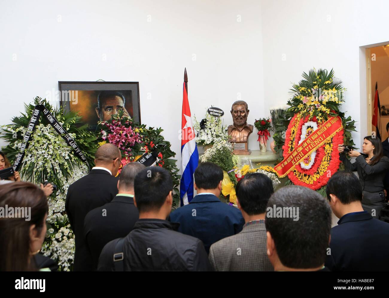 Hanoi, Vietnam. 29 Nov, 2016. La population locale offre guirlande de fleurs et de payer des hommages à la fin du leader révolutionnaire cubain Fidel Castro à l'ambassade de Cuba à Hanoi, capitale du Vietnam, le 29 novembre 2016. Castro est décédé le 25 novembre, à l'âge de 90. Source : Xinhua/VNA/Alamy Live News Banque D'Images