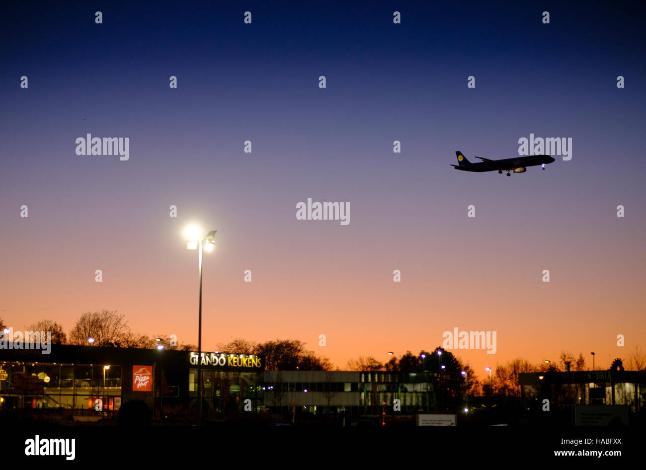 Le 29 novembre 2016, Zaventem, Belgique : un avion de Deutsche Lufthansa AG est l'atterrissage à Zaventem (aéroport de Bruxelles). PHOTO : THIERRY MONASSE/DPA - PAS DE SERVICE DE FIL- Photo : Thierry Monasse/dpa Banque D'Images