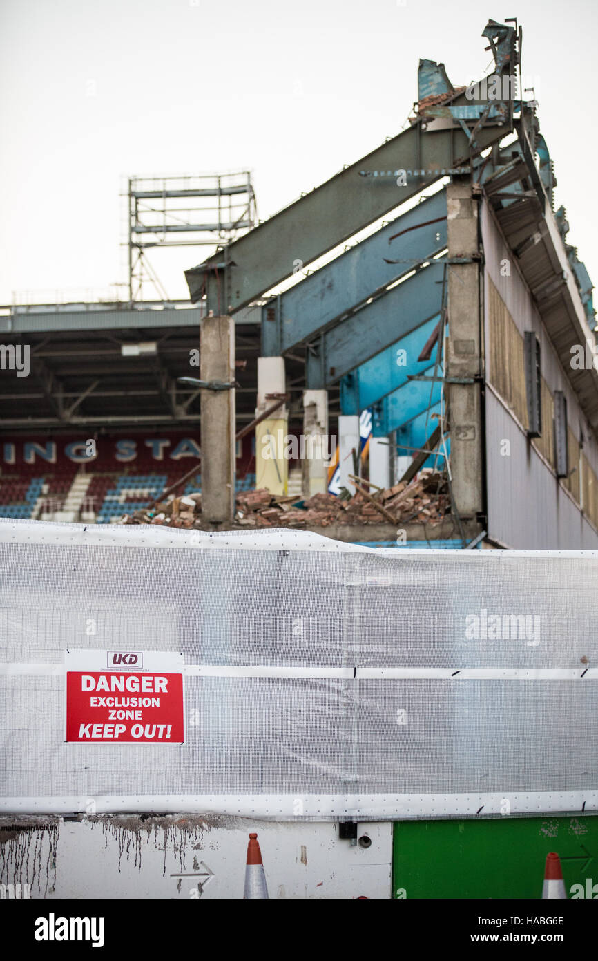 Londres, Royaume-Uni. 29 Nov, 2016. La machinerie lourde est utilisée pour démolir l'Est Stand à West Ham United's ancien Boleyn Ground stadium à Upton Park. La tribune était autrefois la demeure de la célèbre West Ham 'Chicken Run'. Credit : Mark Kerrison/Alamy Live News Banque D'Images