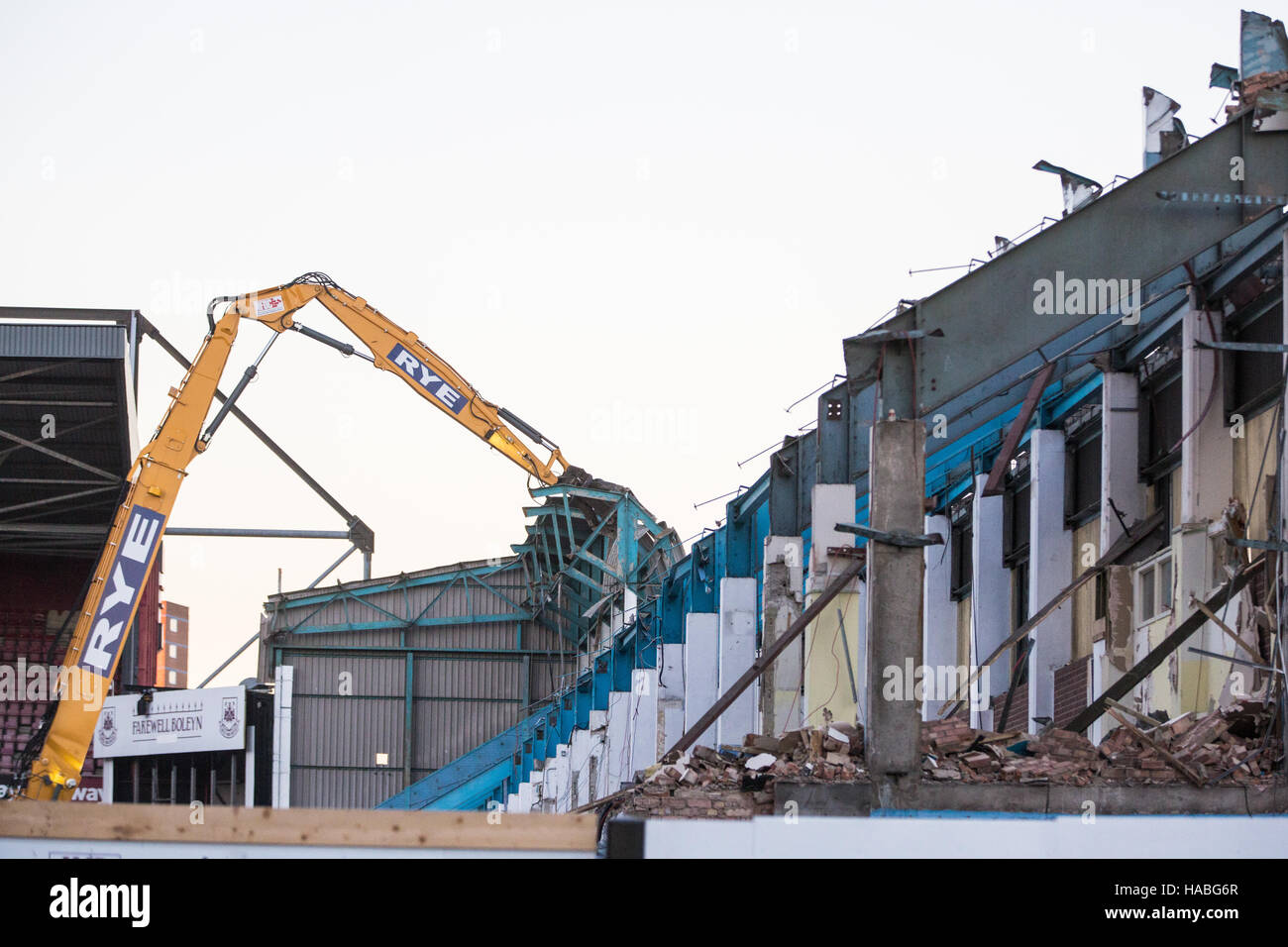 Londres, Royaume-Uni. 29 Nov, 2016. La machinerie lourde est utilisée pour démolir l'Est Stand à West Ham United's ancien Boleyn Ground stadium à Upton Park. La tribune était autrefois la demeure de la célèbre West Ham 'Chicken Run'. Credit : Mark Kerrison/Alamy Live News Banque D'Images