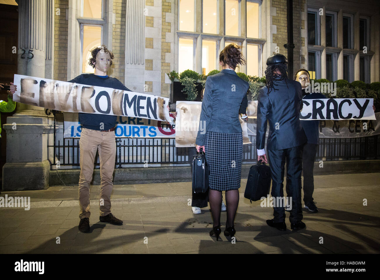 Londres, Royaume-Uni. 29 Nov, 2016. Les militants de la justice mondiale maintenant protester devant les bureaux de RM Gold (Services) Ltd contre l'AECG. Ce faisant, ils ont attiré l'attention sur une action juridique actuel par Gabriel Resources, une société minière canadienne, contre l'état de la Roumanie concernant le refus d'accorder un permis pour la plus grande mine d'or à ciel ouvert en Europe. Credit : Mark Kerrison/Alamy Live News Banque D'Images