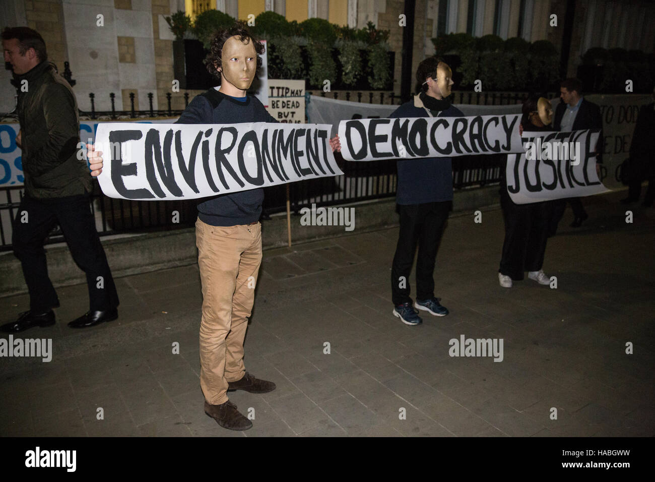 Londres, Royaume-Uni. 29 Nov, 2016. Les militants de la justice mondiale maintenant protester devant les bureaux de RM Gold (Services) Ltd contre l'AECG. Ce faisant, ils ont attiré l'attention sur une action juridique actuel par Gabriel Resources, une société minière canadienne, contre l'état de la Roumanie concernant le refus d'accorder un permis pour la plus grande mine d'or à ciel ouvert en Europe. Credit : Mark Kerrison/Alamy Live News Banque D'Images