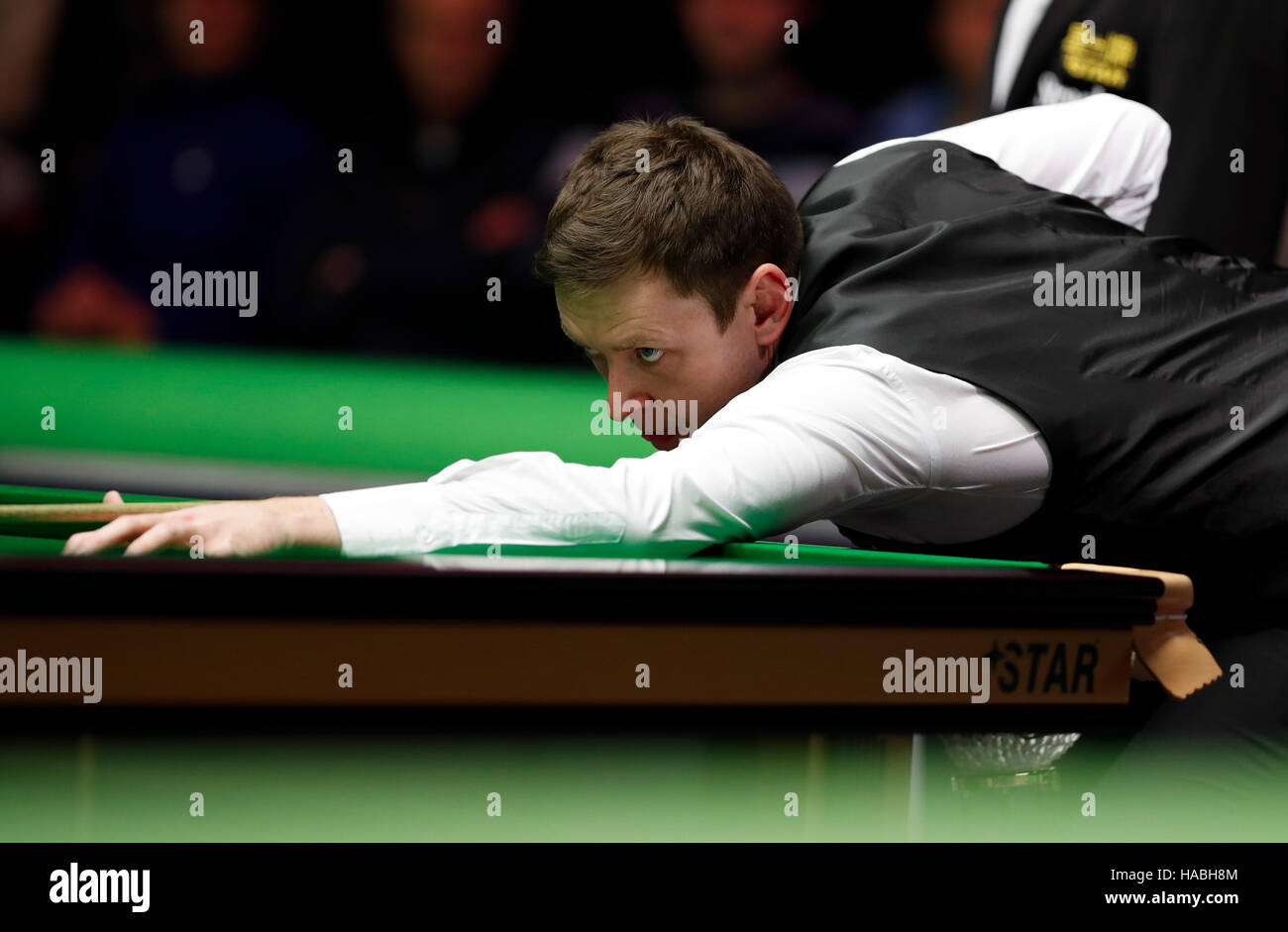 York, Royaume-Uni. 29 Nov, 2016. Ricky Walden d'Angleterre fait concurrence au cours du troisième match avec Mark Williams de galles au snooker Championnat du Royaume-Uni à York, Angleterre le 29 novembre 2016. Ricky Walden a perdu 5-6. Credit : Han Yan/Xinhua/Alamy Live News Banque D'Images