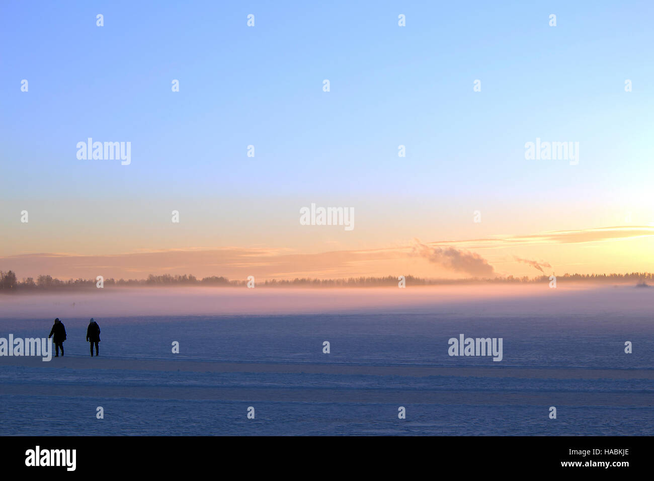 Les gens du patin à glace sur le lac gelé Vänern. Banque D'Images