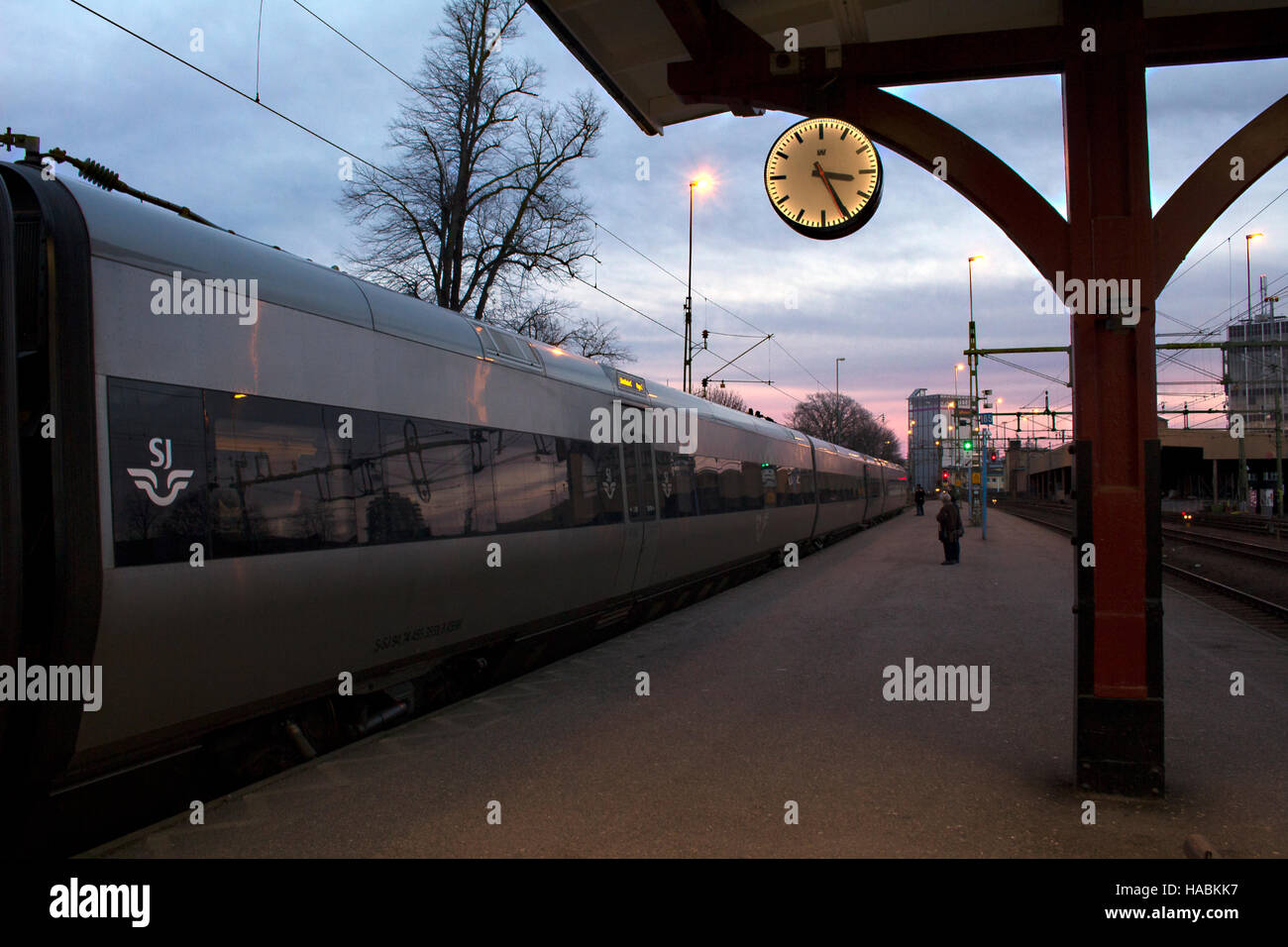 L'attente sur un train à la gare centrale de Karlstad, Suède. Banque D'Images