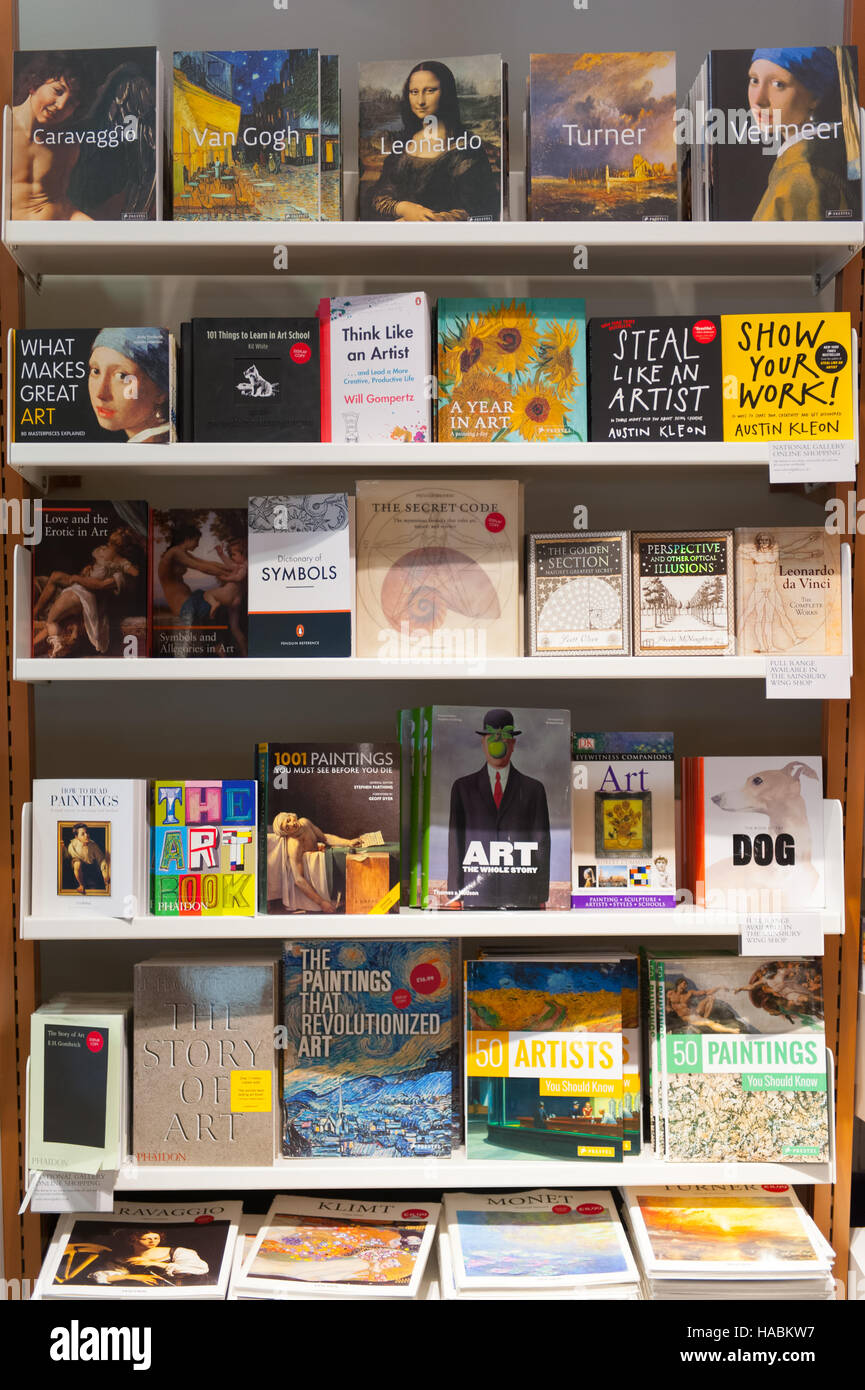 Une variété de livres d'art disponibles dans une boutique de la galerie Banque D'Images