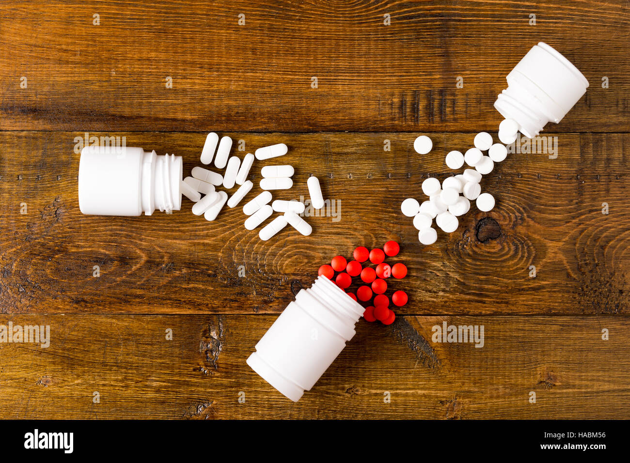 Plusieurs flacons de médicaments et tas de différentes pilules Banque D'Images