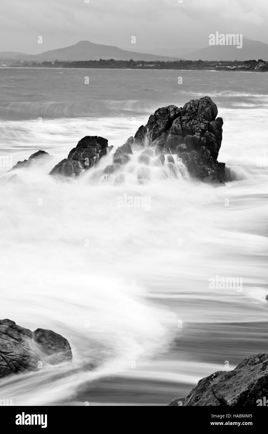 Marée montante sur la plage de rochers entoure Killiney,Luxembourg,Irlande. Banque D'Images