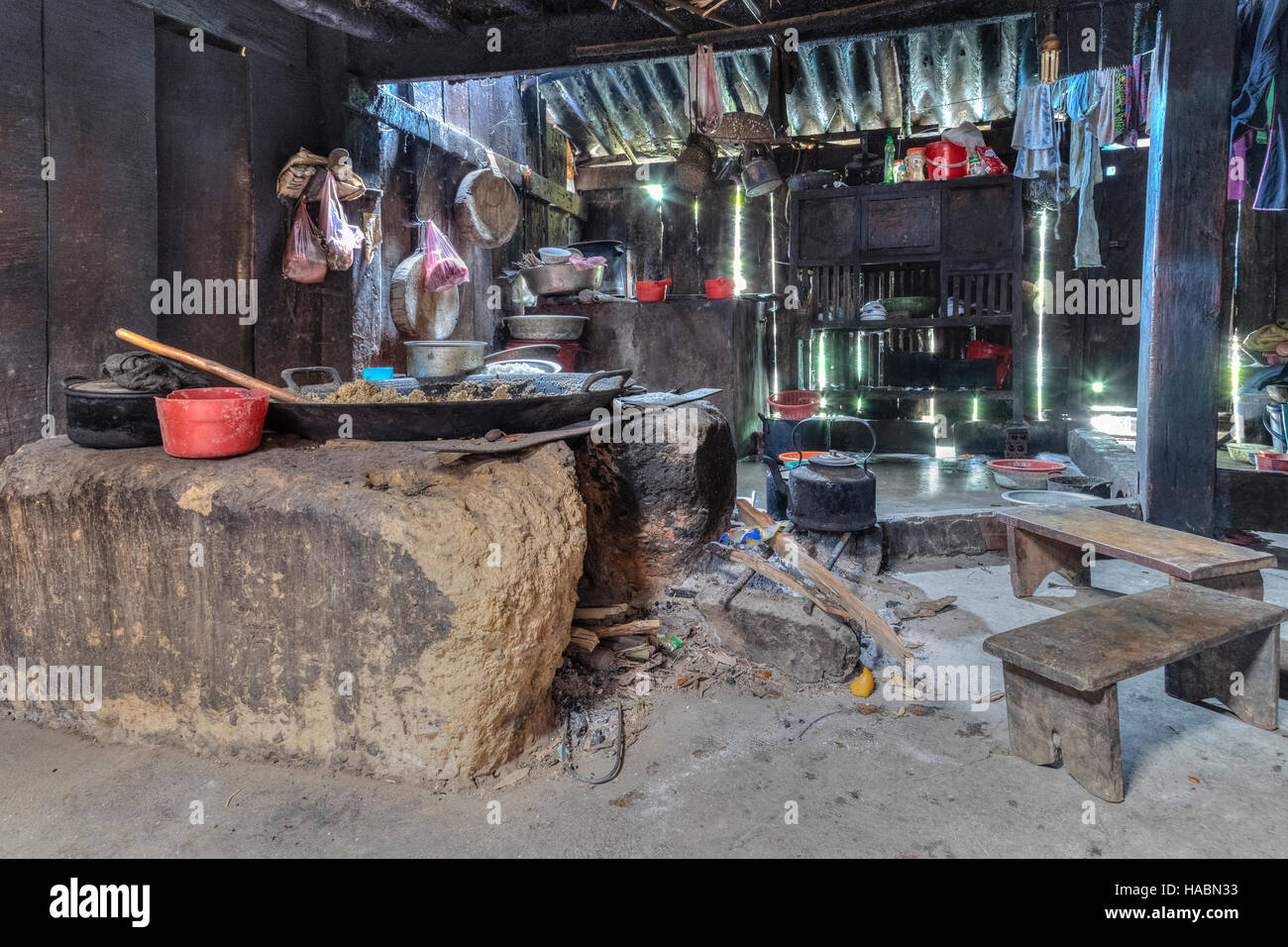 L'intérieur de la maison d'une famille Hmong noir dans le village de Cat Cat, Lao Chai, SAPA, Vietnam, Asie Banque D'Images