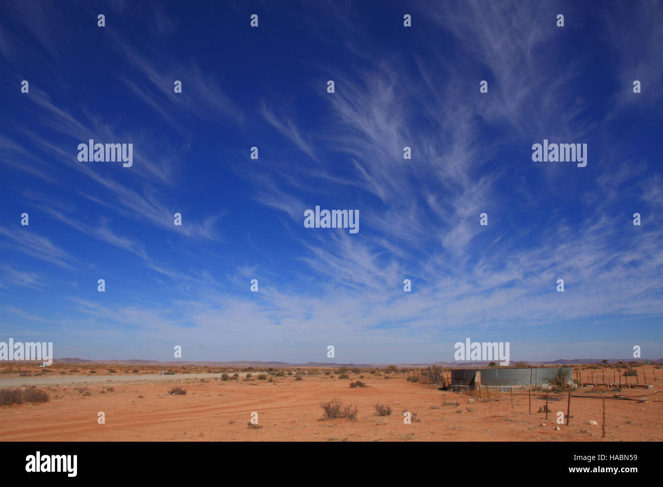 En forme de nuages par le vent sur le paysage de la Namaqualand dans la province du Cap du Nord de l'Afrique du Sud libre de droit au format paysage Banque D'Images