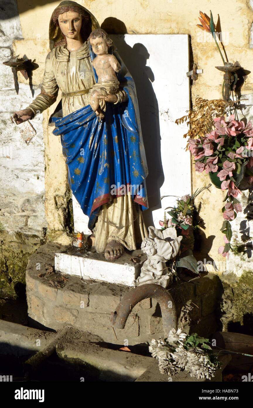 Vierge Marie et l'Enfant Jésus sur une ancienne fontaine à eau avec une cuve à lessive Banque D'Images