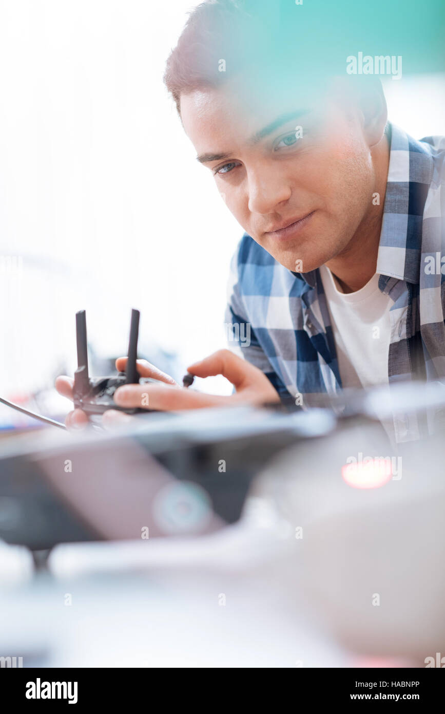 Bel homme test du drone et télécommande Banque D'Images