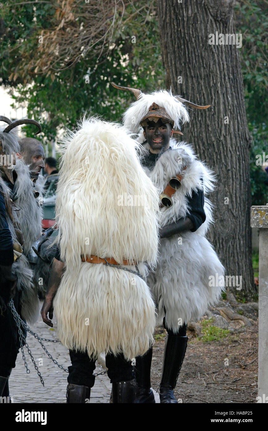 Masque traditionnel de la Sardaigne, qui participe au défilé au Carnaval de Laconi, Sardaigne, Italie Banque D'Images
