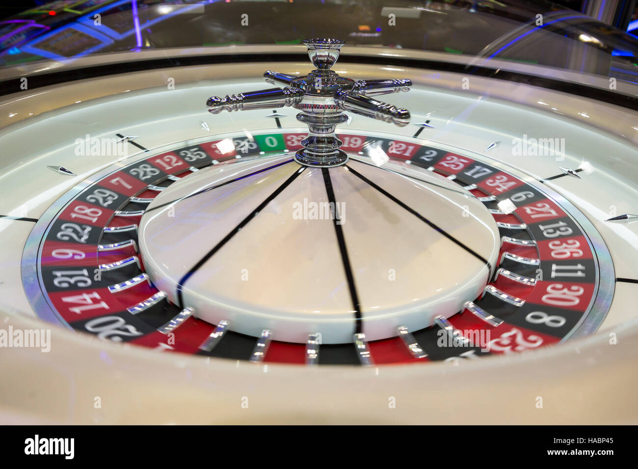 Roulette casino blanc. Machine de casino et les jeux d'équipements. Banque D'Images