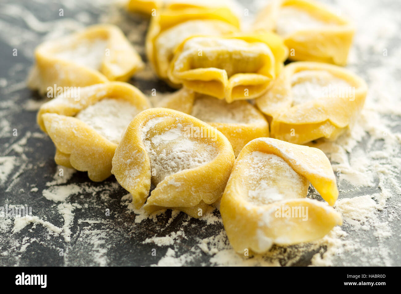 Pâtes tortellini traditionnel italien et la farine blanche. Banque D'Images