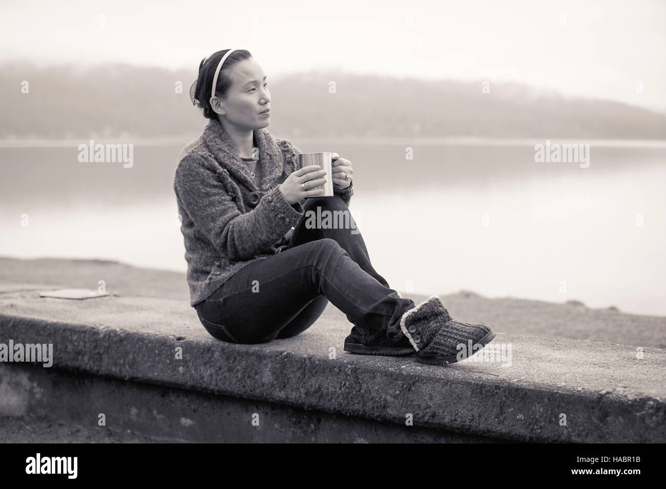 B&W de woman relaxing by lake. Banque D'Images B&W de woman relaxing by lake. Banque D'Images