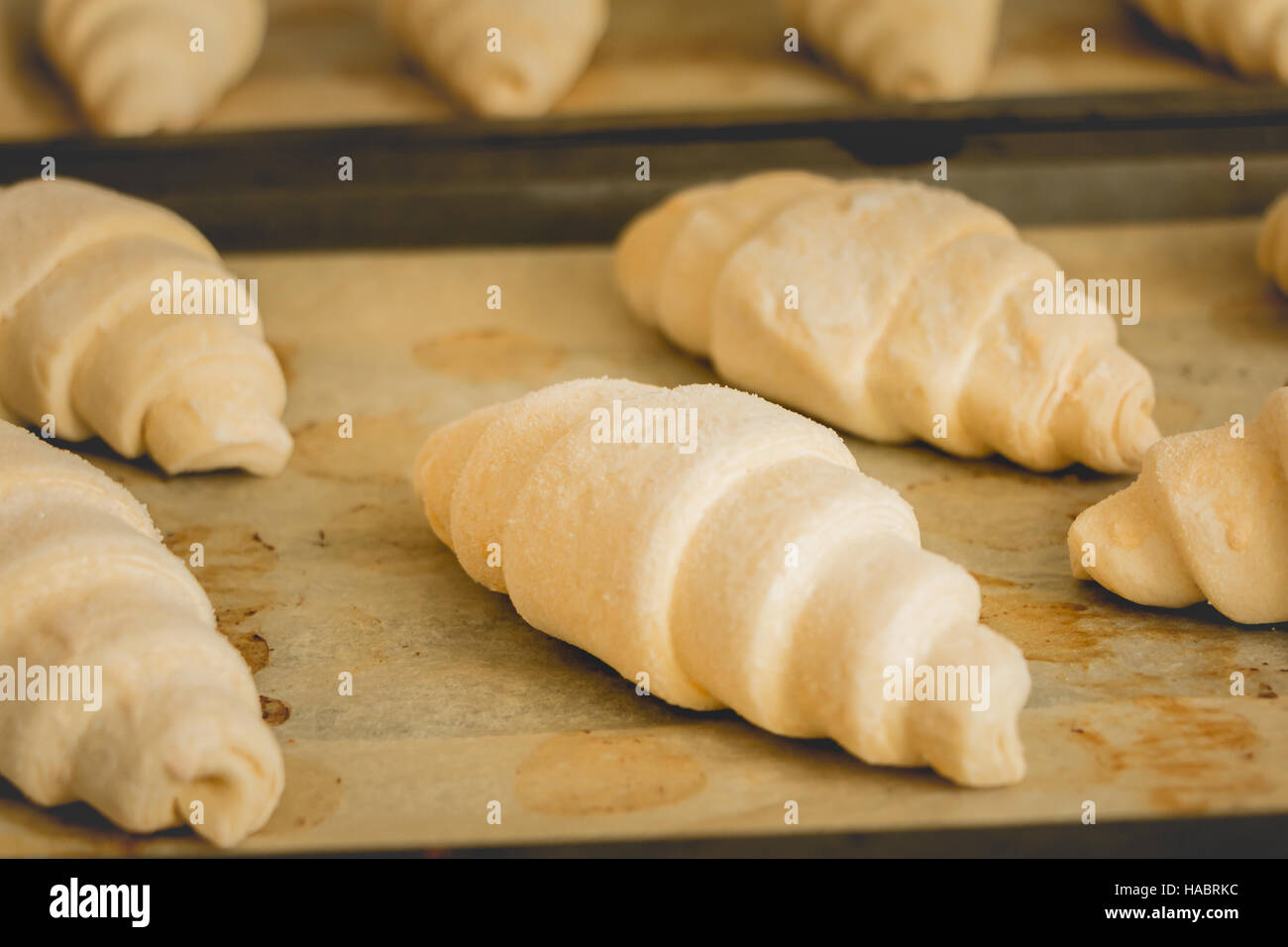 Des croissants congelés sur papier cuisson prêts à être cuisinés Photo  Stock - Alamy
