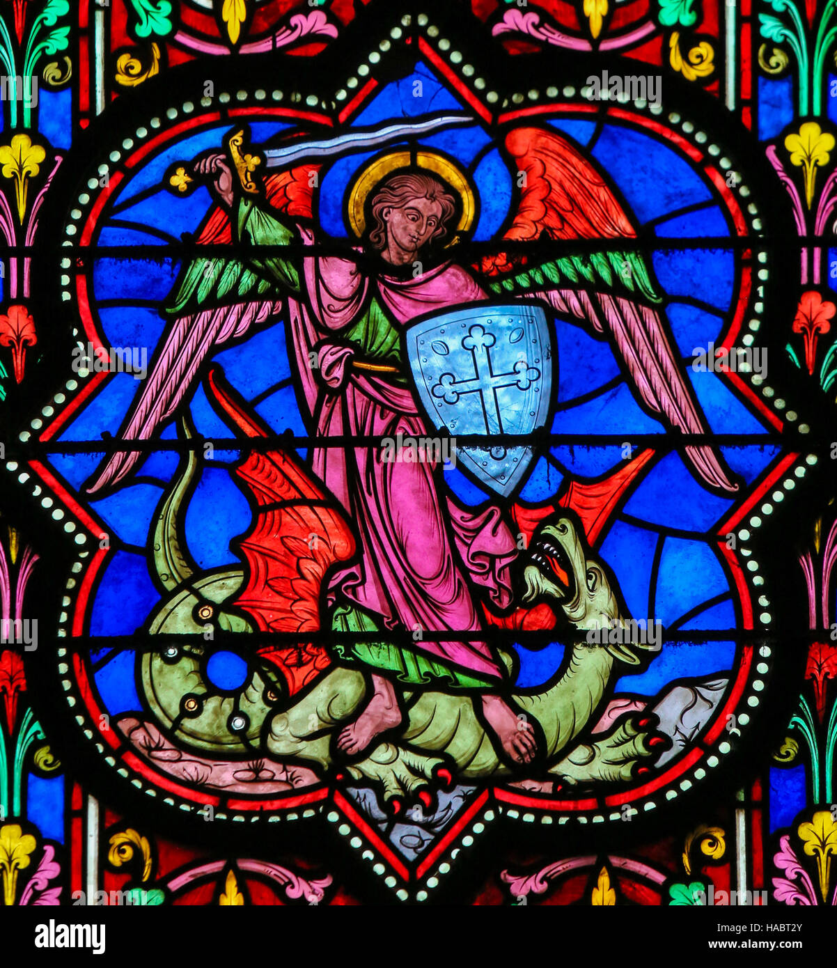 Vitrail dans la cathédrale de Bayeux, France, représentant l'Archange Michel terrassant Satan, un dragon. Banque D'Images