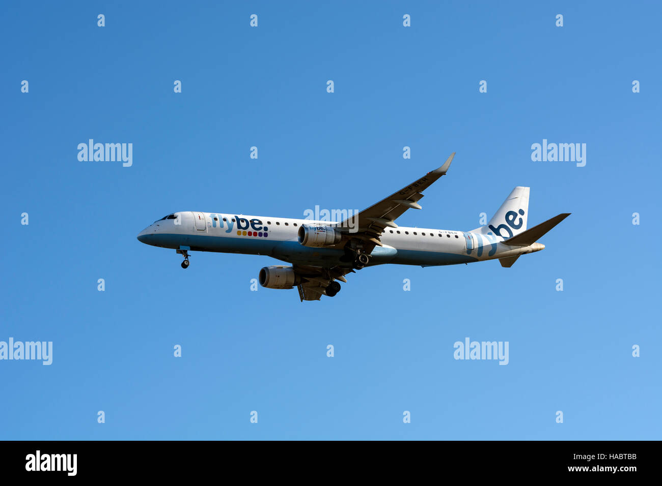 Flybe Embraer ERJ-195 près de l'aéroport de Birmingham, UK (G-FBEH) Banque D'Images