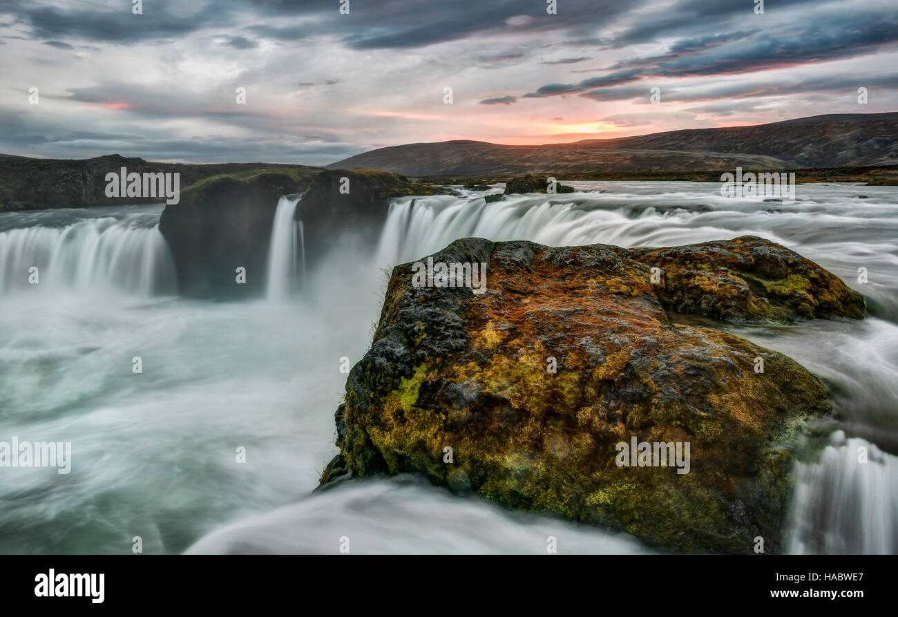 Godafoss, Cascade des dieux, comme on le voit au coucher du soleil au cours de l'automne en Islande - longue exposition Banque D'Images