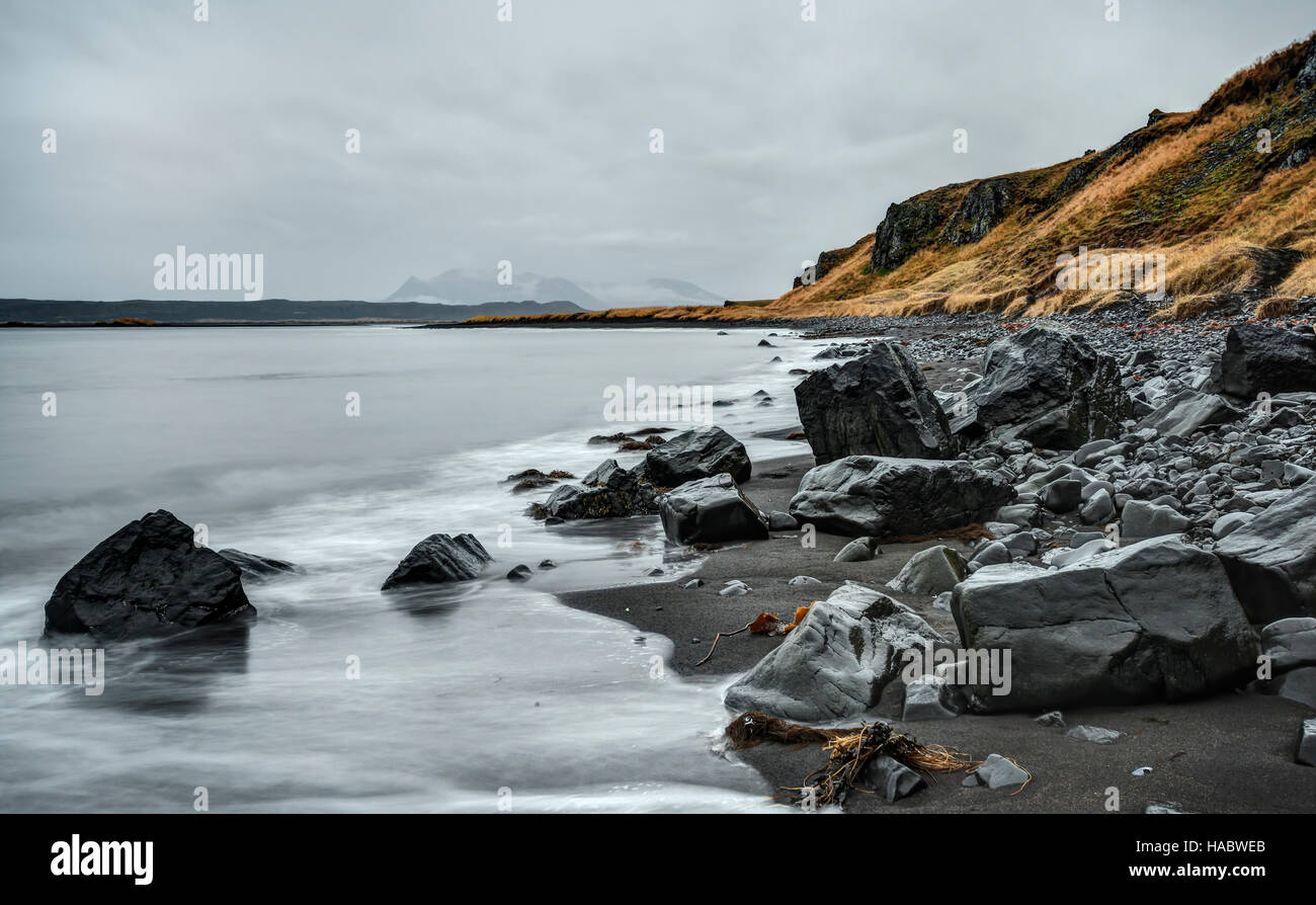Côte Rocheuse et plage de sable noir de l'Islande en hiver impitoyable - près de Hvítserkur Banque D'Images