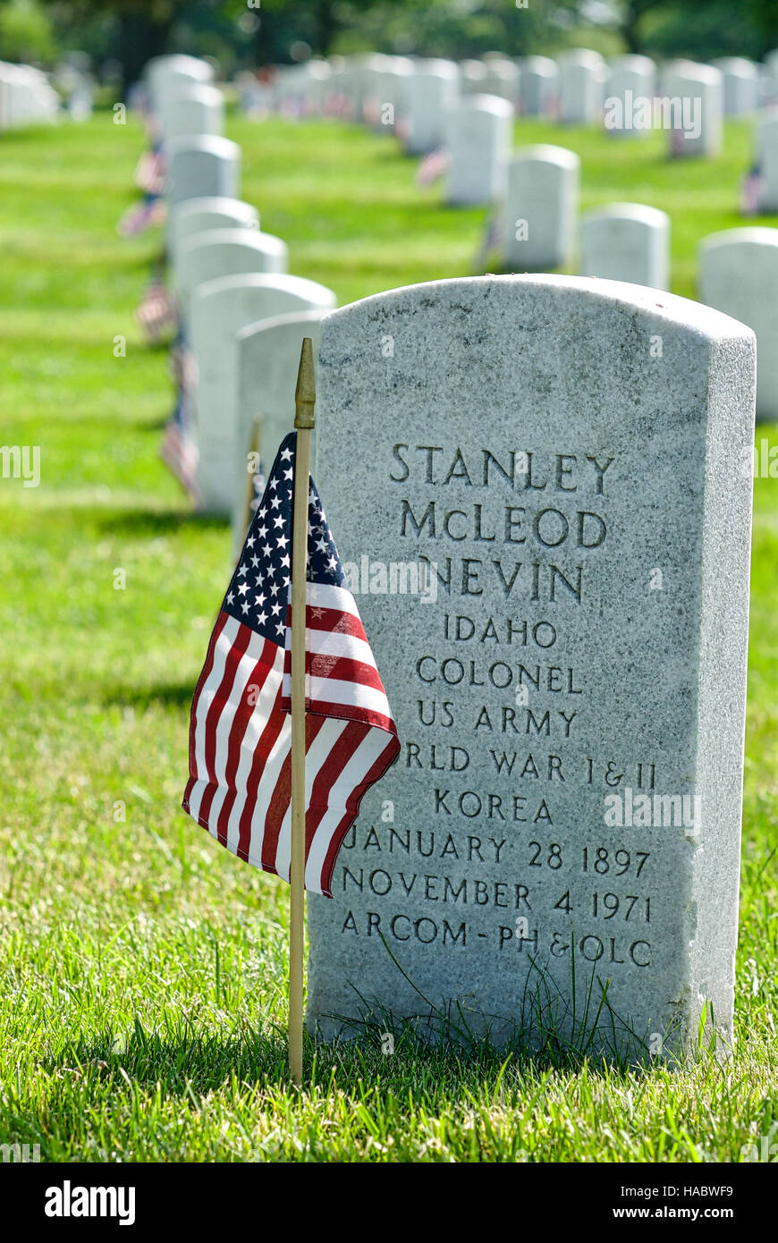 Pierres tombales avec le drapeau américain au cimetière national d'Arlington, à Fort Myer, Arlington, Virginia, USA, le week-end du Memorial Day. Banque D'Images