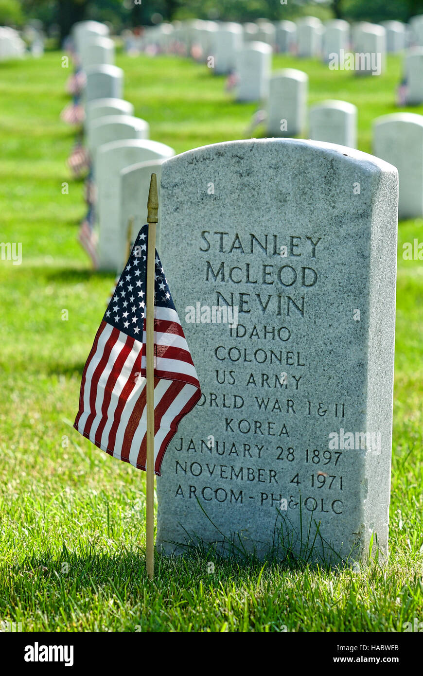 Pierres tombales avec le drapeau américain au cimetière national d'Arlington, à Fort Myer, Arlington, Virginia, USA, le week-end du Memorial Day. Banque D'Images