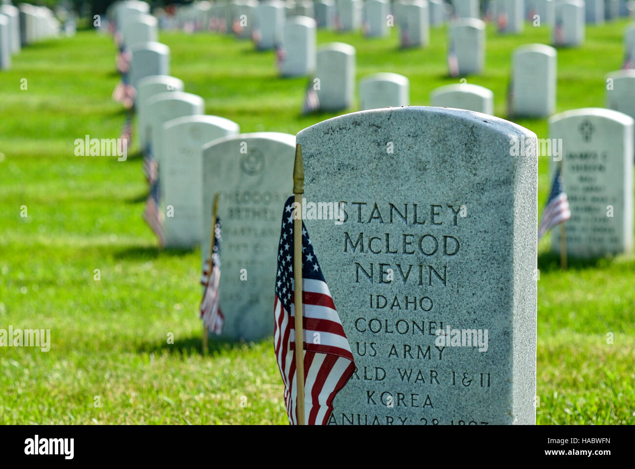 Pierres tombales avec le drapeau américain au cimetière national d'Arlington, à Fort Myer, Arlington, Virginia, USA, le week-end du Memorial Day. Banque D'Images