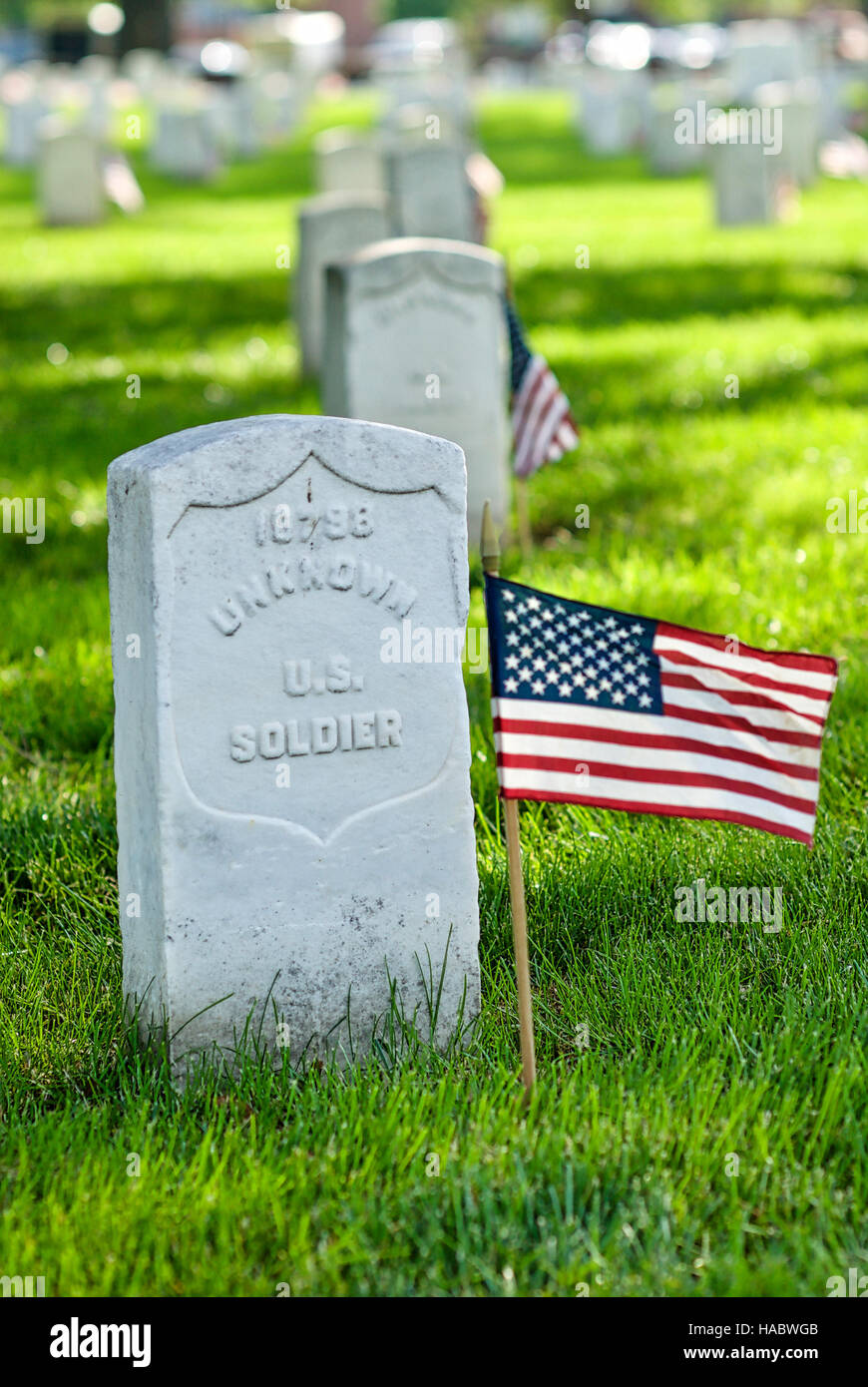 Pierres tombales avec le drapeau américain au cimetière national d'Arlington, à Fort Myer, Arlington, Virginia, USA, le week-end du Memorial Day. Banque D'Images