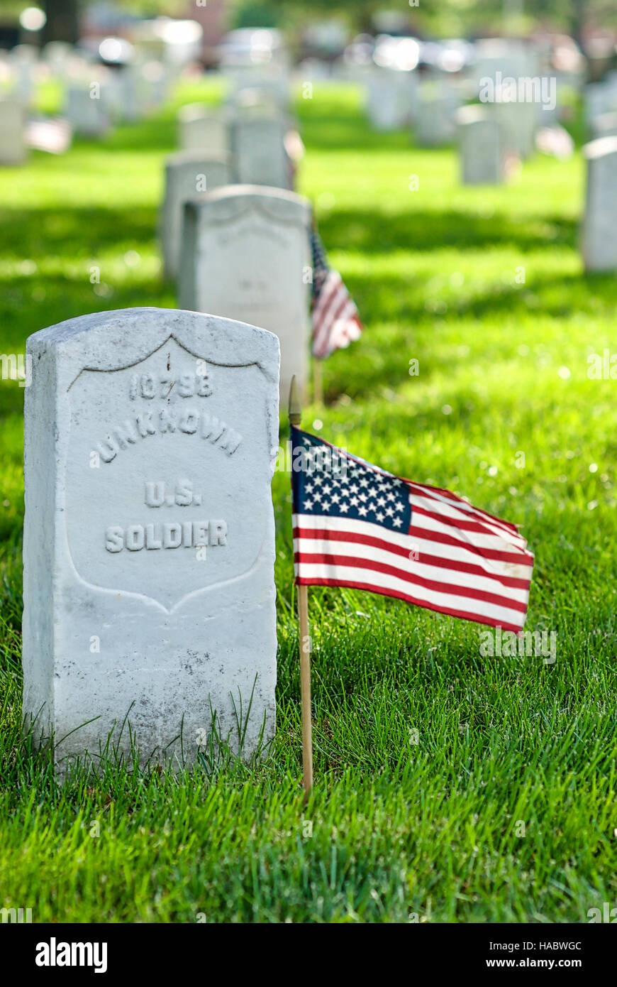 Fort Myer, Virginie, USA - 1 mai 2015 : American flags la mémoire des anciens combattants inhumés au cimetière national d'Arlington à Fort Myer, près de Washington, D.C. Banque D'Images