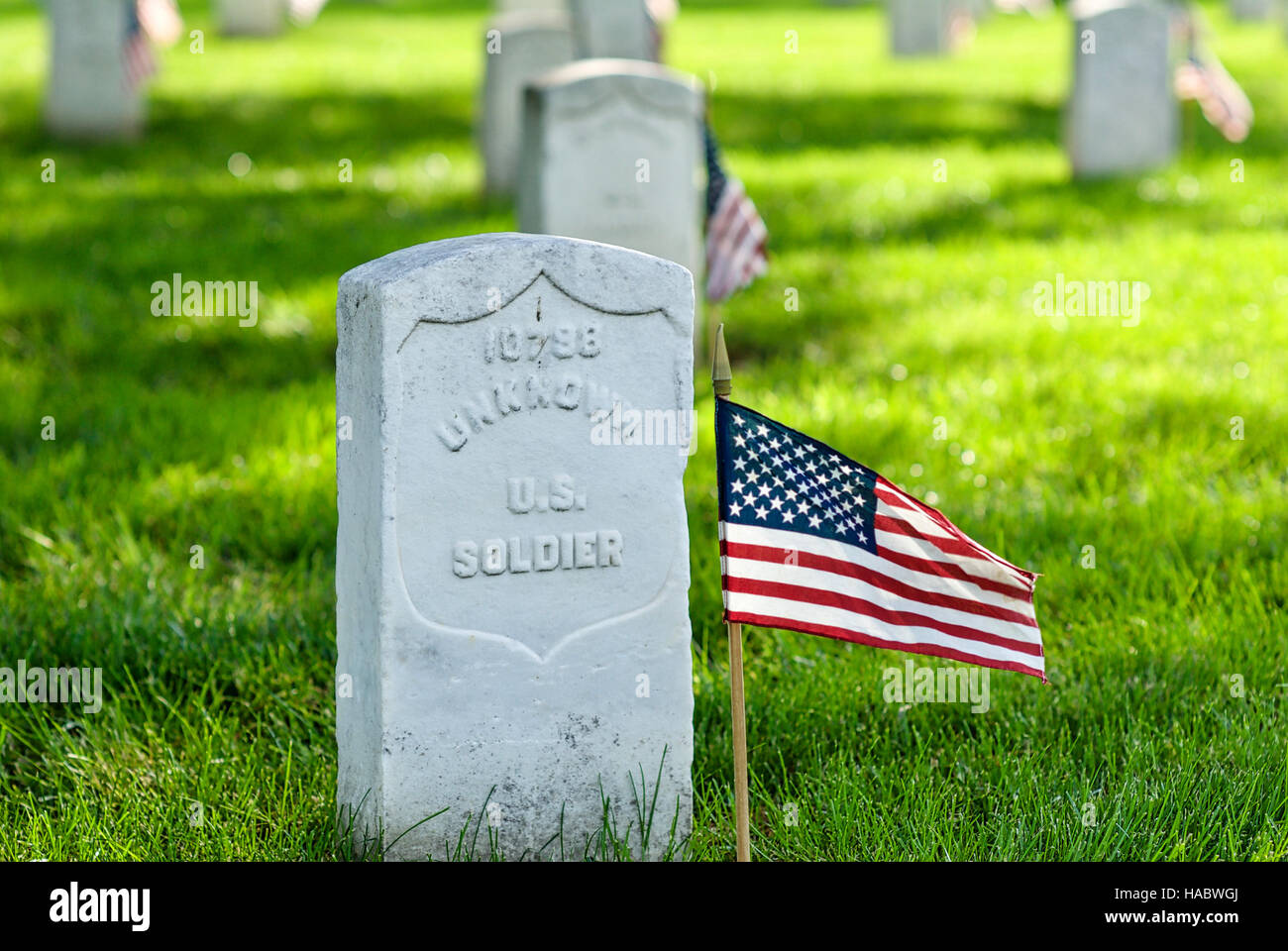 Fort Myer, Virginie, USA - 1 mai 2015 : American flags la mémoire des anciens combattants inhumés au cimetière national d'Arlington à Fort Myer, près de Washington, D.C. Banque D'Images