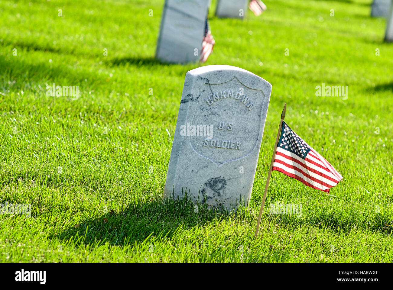 Fort Myer, Virginie, USA - 1 mai 2015 : American flags la mémoire des anciens combattants inhumés au cimetière national d'Arlington à Fort Myer, près de Washington, D.C. Banque D'Images