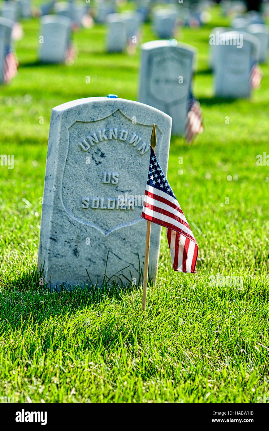 Fort Myer, Virginie, USA - 1 mai 2015 : American flags la mémoire des anciens combattants inhumés au cimetière national d'Arlington à Fort Myer, près de Washington, D.C. Banque D'Images