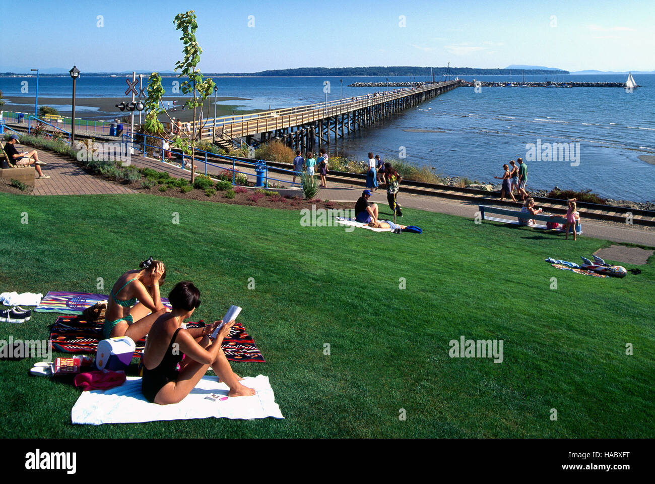 White Rock, BC, en Colombie-Britannique, Canada - Les Femmes de soleil à White Rock Pier et promenade au bord de la promenade le long de la baie Semiahmoo Banque D'Images
