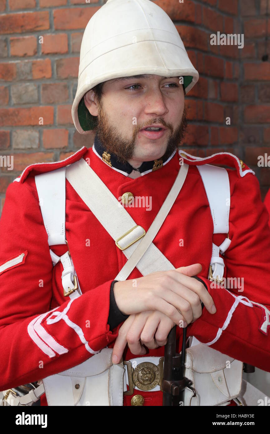 Un acteur inconnu jouant le rôle d'un soldat à l'époque victorienne victorienne de noël festival à Portsmouth dockyard,ANGLETERRE,26 novembre 2016 Banque D'Images