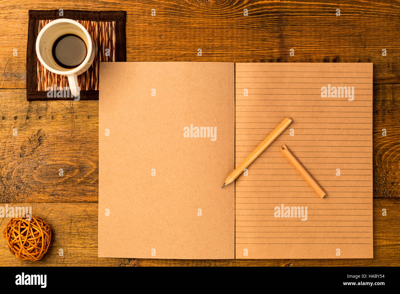 Lieu de travail. Pour ouvrir le bloc-notes avec crayon cassé. Tasse de café Banque D'Images