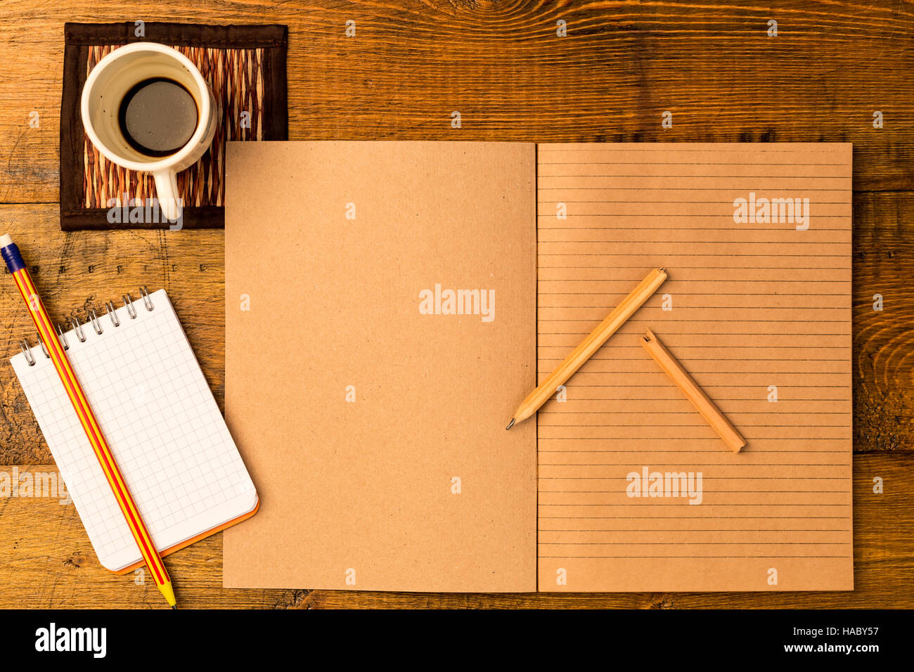 Lieu de travail. Pour ouvrir le bloc-notes avec un crayon. Tasse de café frais Banque D'Images