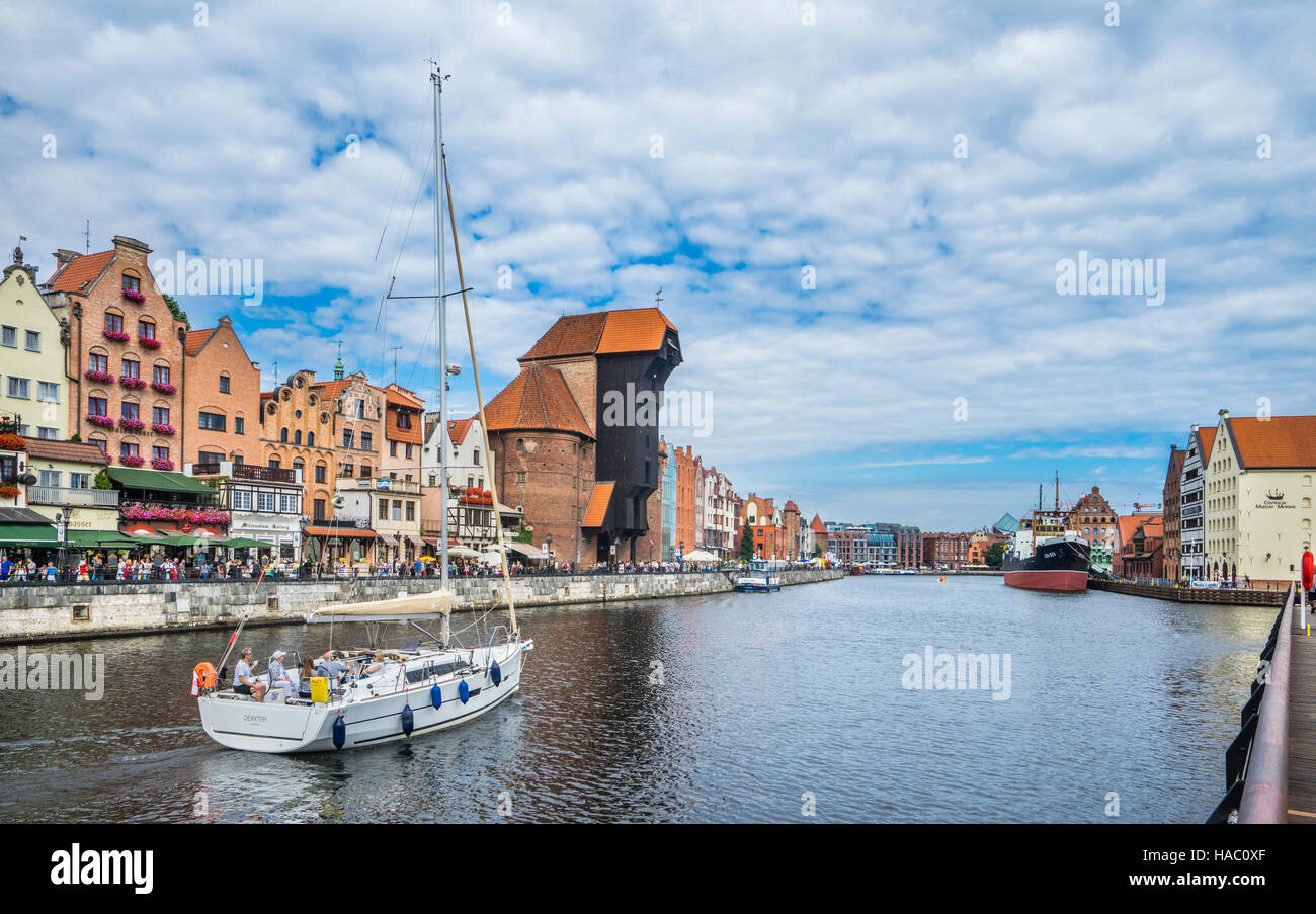 La Pologne, la Poméranie, Gdansk, long pont (Lange Brücke/Dlugie Pobrzeze Ulica) Mottlau waterfront avec grue du port médiéval Banque D'Images