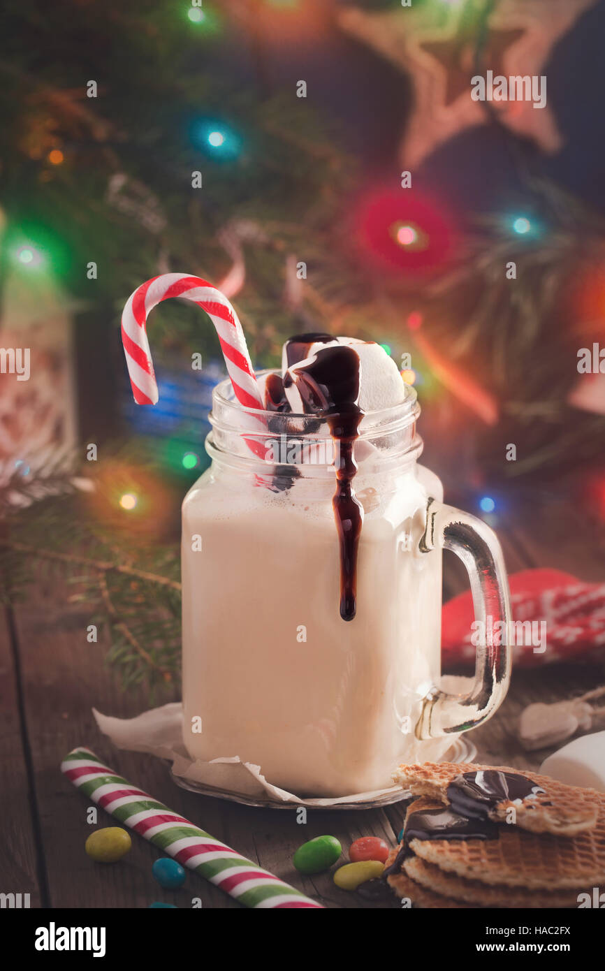Boire du lait de Noël avec des guimauves Banque D'Images