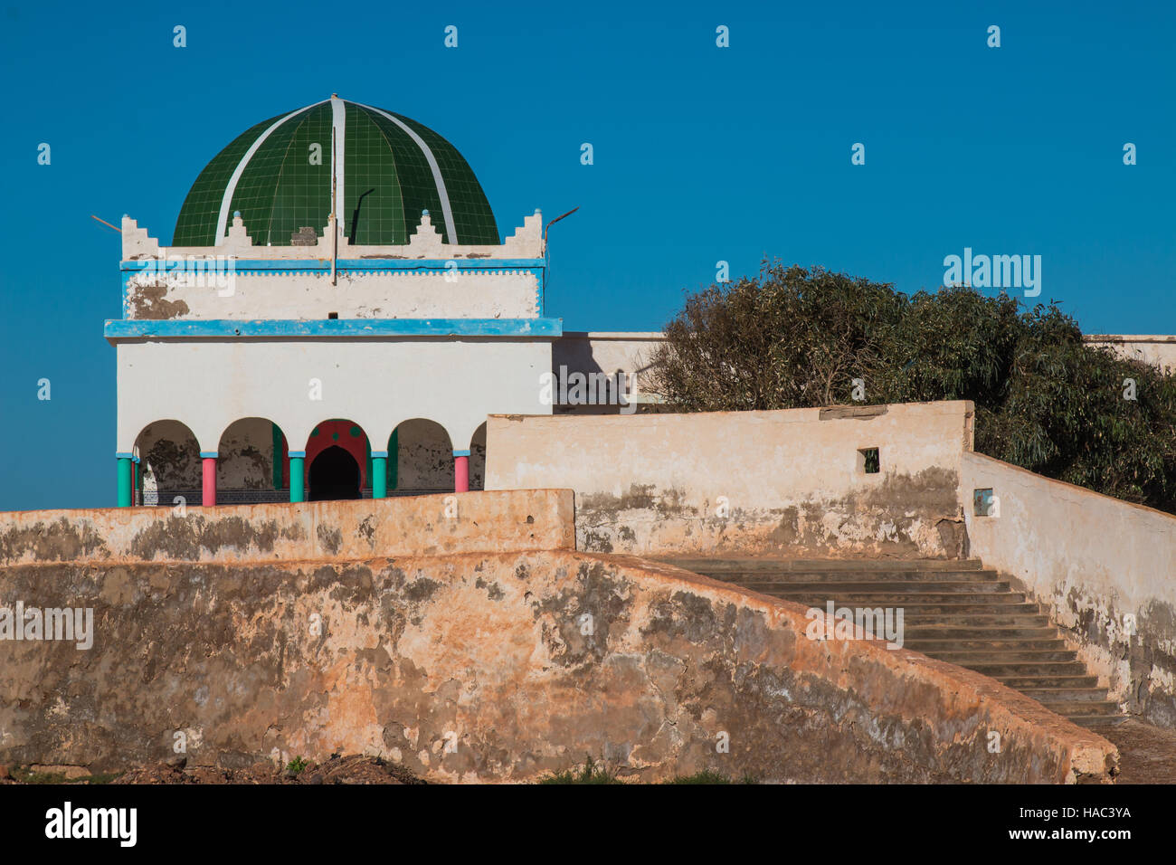 Mosquée construite sur une colline sur la côte de l'océan Atlantique dans une ville marocaine Sidi Ifni. Détails colorés de la mosquée. Ciel bleu. Vieux escaliers et fe Banque D'Images