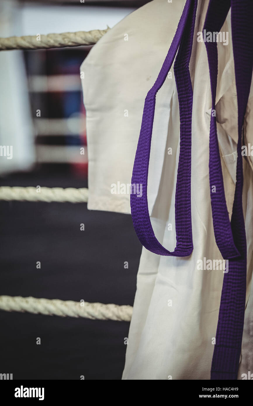 Uniforme de judo et ceinture violette en ring de boxe Photo Stock - Alamy