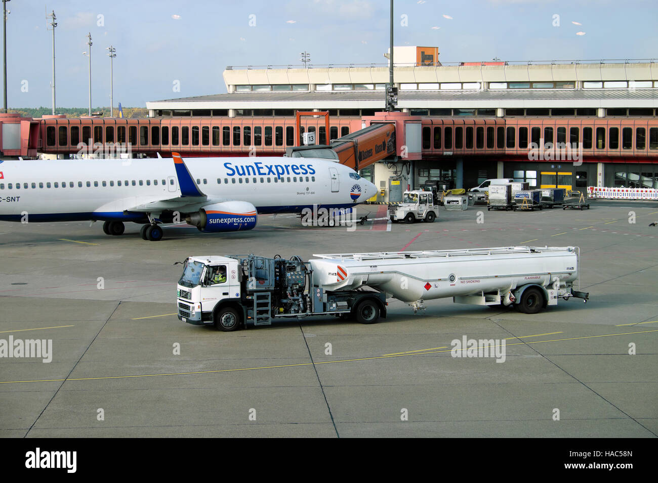 Avion SunExpress et camion-citerne de ravitaillement sur le tarmac de l'aéroport de Tegel à Berlin, Allemagne, Europe UE KATHY DEWITT Banque D'Images
