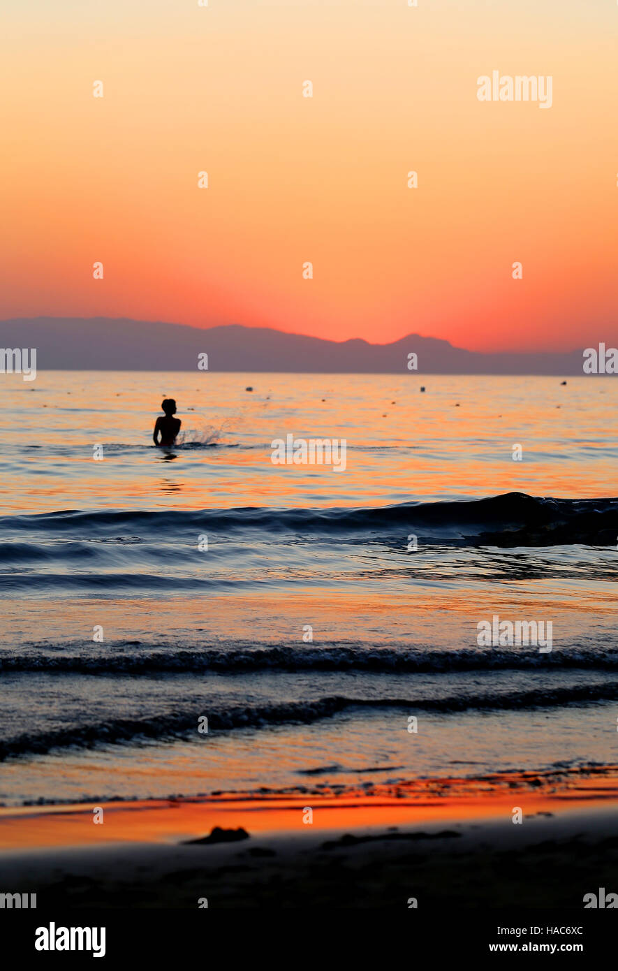 Lumineux Photos magnifique coucher de soleil au bord de la mer Banque D'Images