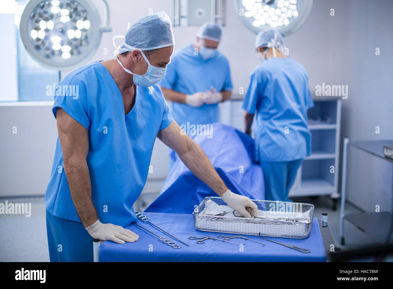 Suppression des outils de chirurgie chirurgien à partir du bac en salle d'opération Banque D'Images