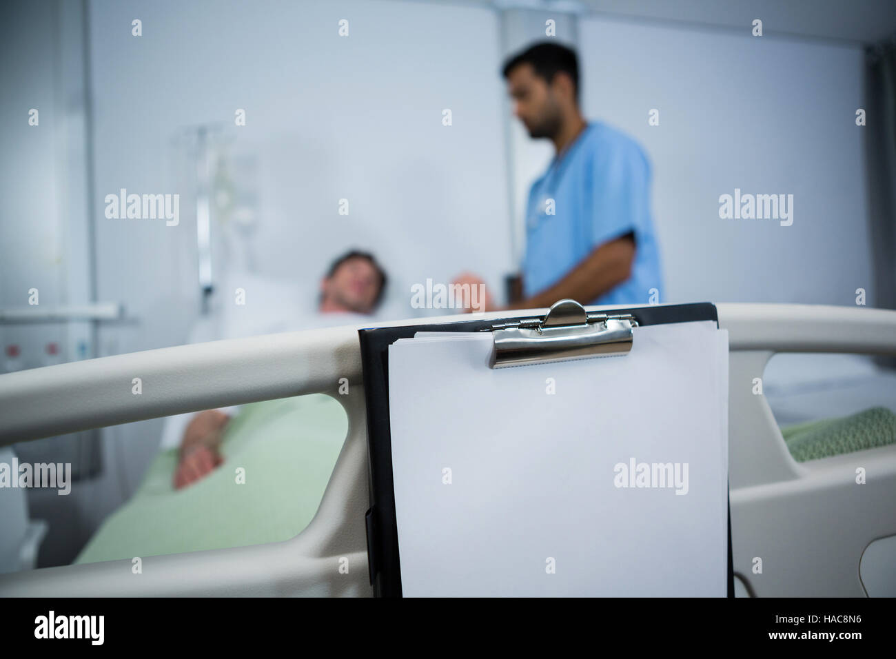 Presse-papiers hanging on bed in hospital Banque D'Images