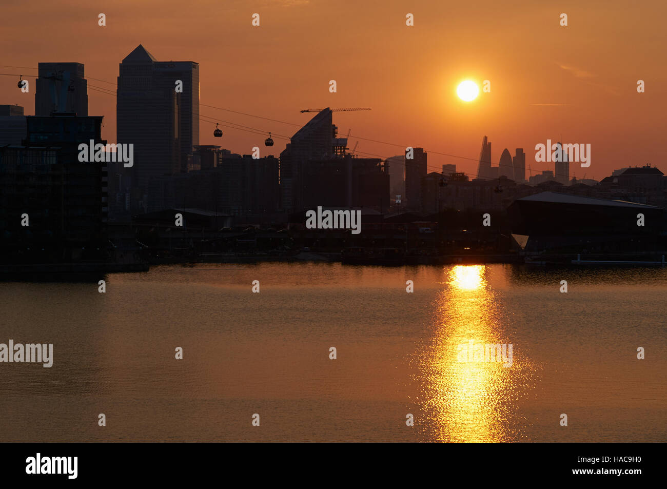 Les immeubles de Canary Wharf au coucher du soleil, à partir de la Royal Victoria Dock, London UK Banque D'Images