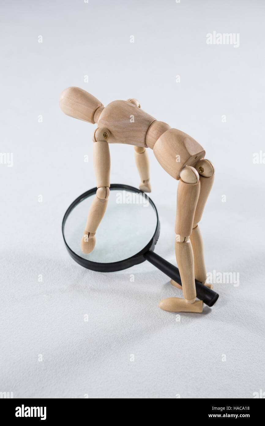 Figurine en bois de ramasser une loupe Banque D'Images